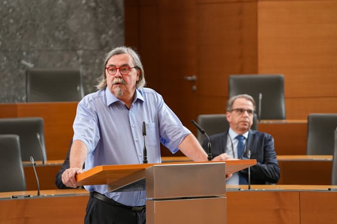 Vladimir Šega je predstavil amandma, ki ga je k noveli zakona o državni upravi vložila poslanska skupina Levica in Vesna.