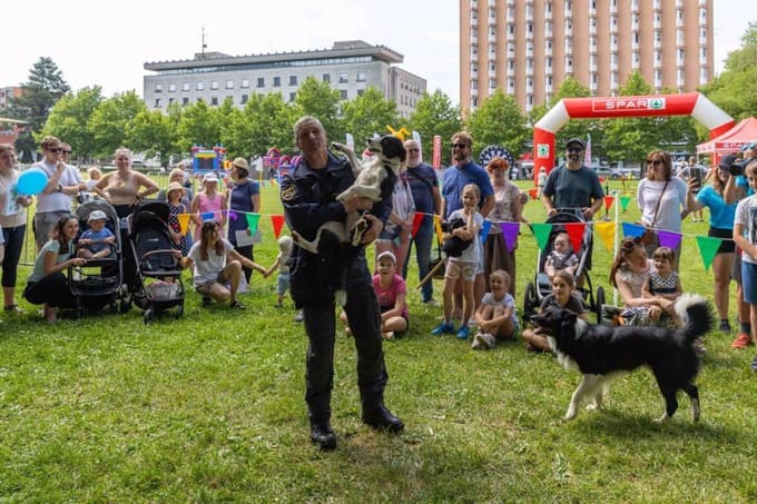 (FOTO) Janez Tonejc prvi policist v vlogi častnega gosta Festivala za ljubitelje živali