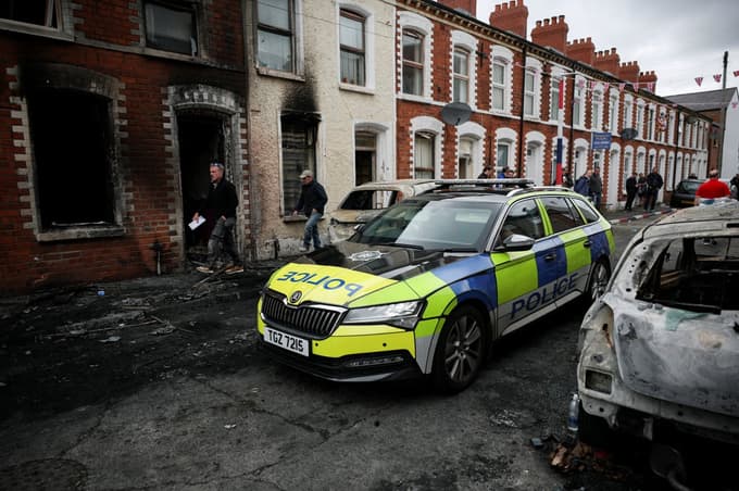 (FOTO in VIDEO) Belfast v plamenih: Napad z nožem sprožil val nasilja in iskanje krivcev