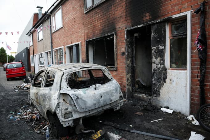 (FOTO in VIDEO) Belfast v plamenih: Napad z nožem sprožil val nasilja in iskanje krivcev