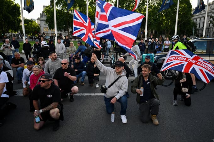 Protestniki pred parlamentom v Londonu