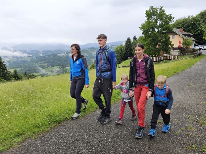 “Ni slabega vremena, je samo slaba oprema!” je mogoče večkrat slišati med tistimi, ki radi preživljajo čas v naravi v vsakem vremenu. “Seveda, tudi mi se kar držimo tega pravila!” se v odgovor nasmehne Urška Petek, mama, ki s svojimi otroki zahaja v hribe.