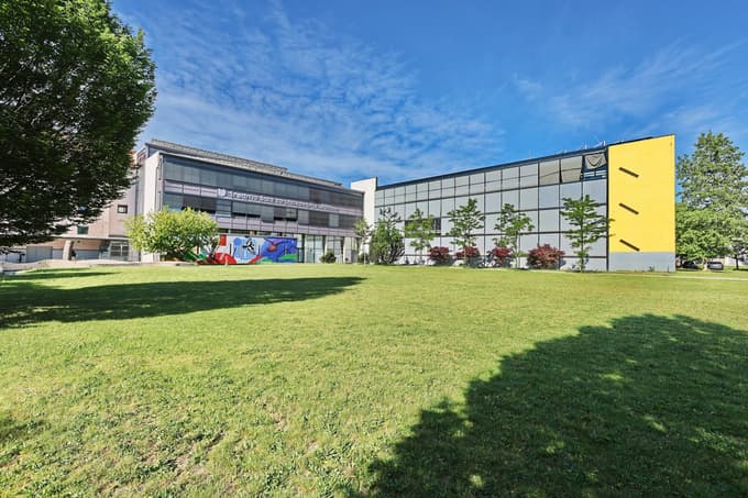 Srednja šola za oblikovanje Maribor združuje več kot sto let star objekt nekdanje vojašnice in novejši stekleni prizidek.