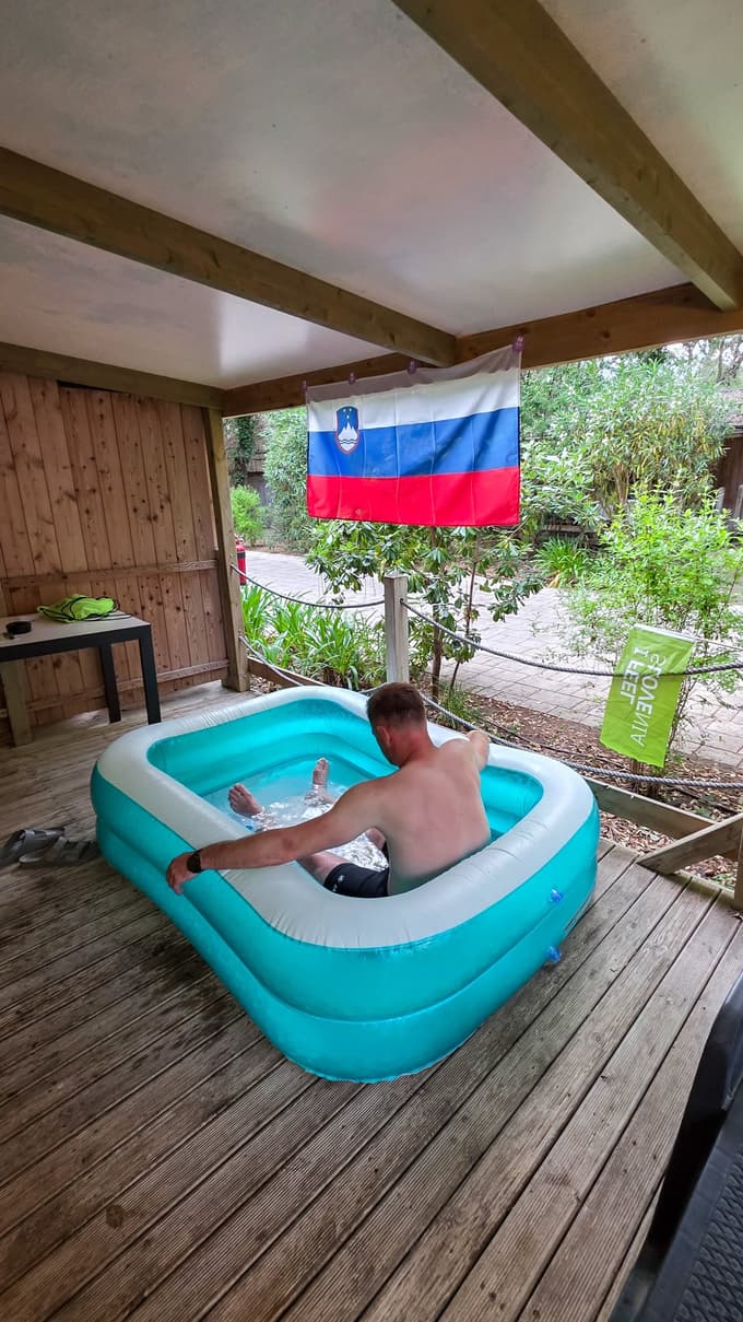 Slovenci so tekmovanje vzeli resno - tako so se v ledeni kopeli regenerirali pred finalom.