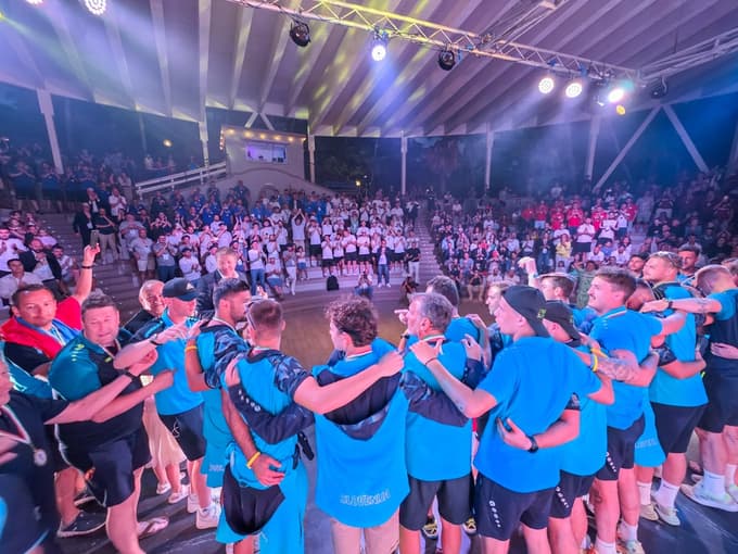 Slovenska vinska reprezentanca med evropskimi kolegi uživa izjemen ugled; znani smo kot tisti, ki igrajo najlepši, čvrst in napadalen nogomet in se znamo po tekmi najbolj srčno poveseliti ter stisniti roko nasprotnikom.
