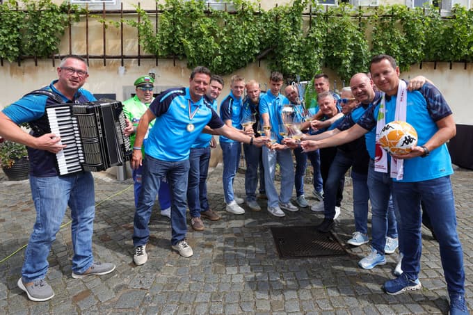 Člani Vinske reprezentance Slovenije pred Hišo najstarejše trte.