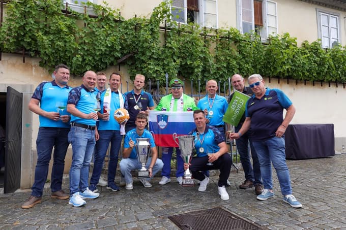Vinska reprezentanca Slovenije, najstarejša trta na Lentu.