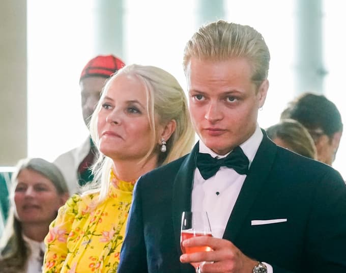 Marius Borg Hoiby, ki se je znašel sredi enega največjih norveških škandalov, in mama, princesa Mette-Marit.