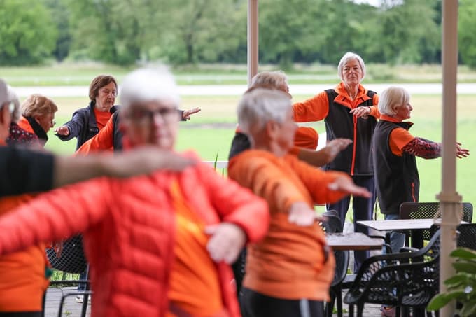 Prepoznavne oranžne majice že leta simbolizirajo energijo, povezanost in veselje do aktivnega življenja.