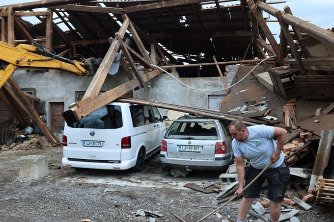 (FOTO in VIDEO) Huda ura nad Slovenijo: Na tisoče udarov strel, orkanski veter in toča uničevali vse pred seboj