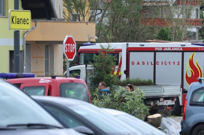 (FOTO in VIDEO) Huda ura nad Slovenijo: Na tisoče udarov strel, orkanski veter in toča uničevali vse pred seboj