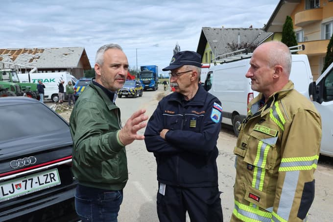 (FOTO in VIDEO) Huda ura nad Slovenijo: Na tisoče udarov strel, orkanski veter in toča uničevali vse pred seboj