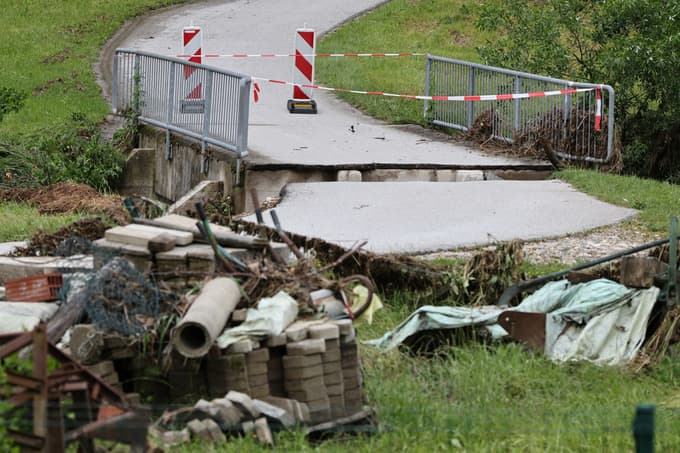 Sprožilo se je več kot 50 plazov, nekaj tudi čez dan, poškodovani so dva mostova na državni in en na občinski cesti ter številne lokalne ceste.