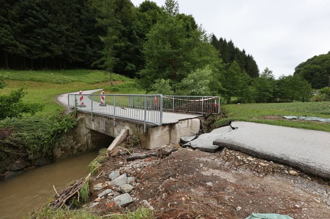 Poškodovana sta dva mostova na državni cesti, mostovi na občinskih cestah in javnih poteh.