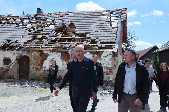 (FOTO) Po obisku na prizadetem območju: Premier Janša obljubil čimprejšnjo državno pomoč po neurju