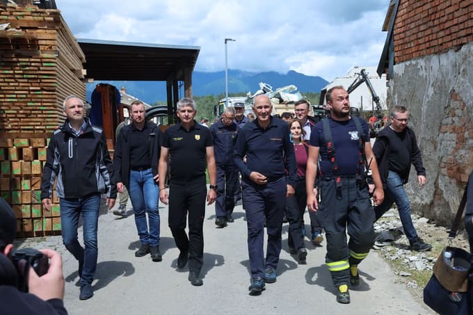 (FOTO) Po obisku na prizadetem območju: Premier Janša obljubil čimprejšnjo državno pomoč po neurju