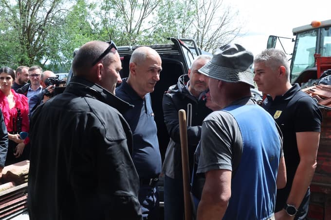 (FOTO) Po obisku na prizadetem območju: Premier Janša obljubil čimprejšnjo državno pomoč po neurju