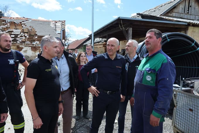 Premier Janez Janša na območju Komende, ki ga je prizadelo neurje. Ob njem tudi župan Komende Jurij Kern.
