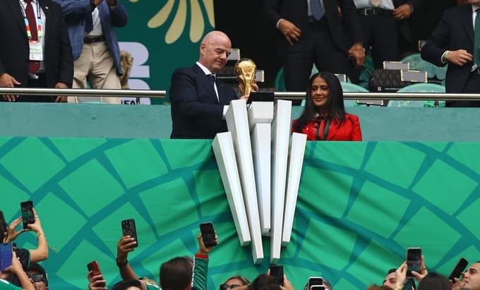 Salma Hayek in predsednik Mednarodne nogometne zveze Gianni Infantino.