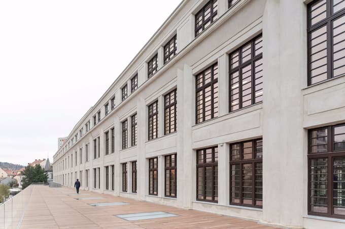 "Tri leta po otvoritvi Centra Rog se tam še vedno pogosteje odpirajo šampanjci in strežejo kanapeji, manjkrat pa vanj zahajajo kulturno-ustvarjalni delavci, ki v gentrificirani Ljubljani ostajajo brez stalnih produkcijskih prostorov."