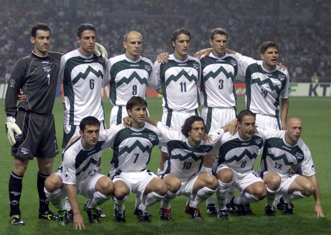 Svetovno prvenstvo v nogometu 2002. Slovenija - Španija 1:3. Prva enajsterica; od leve: stojijo: Marko Simeunovič, Aleksander Knavs, Milan Osterc, Miran Pavlin, Željko Milinovič in Amir Karič; čepijo: Marinko Galič, Đoni Novak, Zlatko Zahovič, Aleš Čeh in Mladen Rudonja.