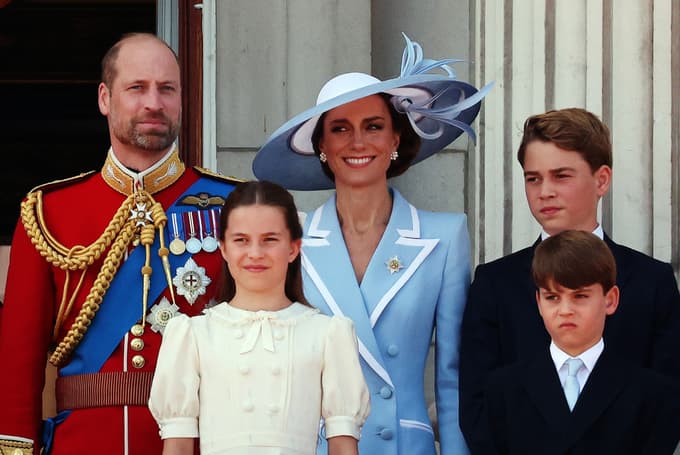 Princ William, Princesa Kate in njuni otroci Catherine, George ter Louis na balkonu buckinghamske palače