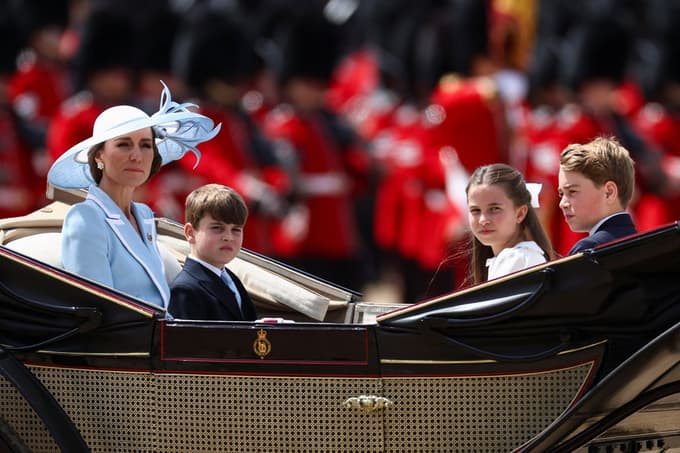 Britanska princesa Kate s hčerko Charlotte in sinovoma