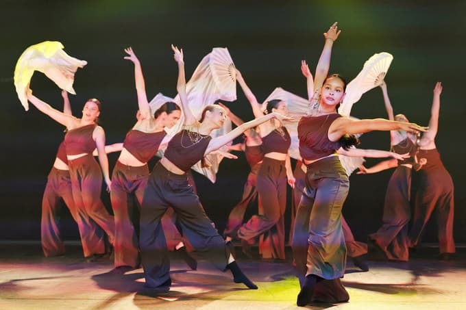 (FOTO) Več kot 300 plesalcev je za en večer obudilo Michaela Jacksona: Moonwalk, Billie Jean in navdušenje