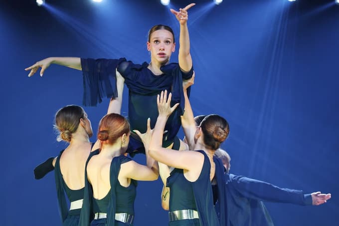 (FOTO) Več kot 300 plesalcev je za en večer obudilo Michaela Jacksona: Moonwalk, Billie Jean in navdušenje