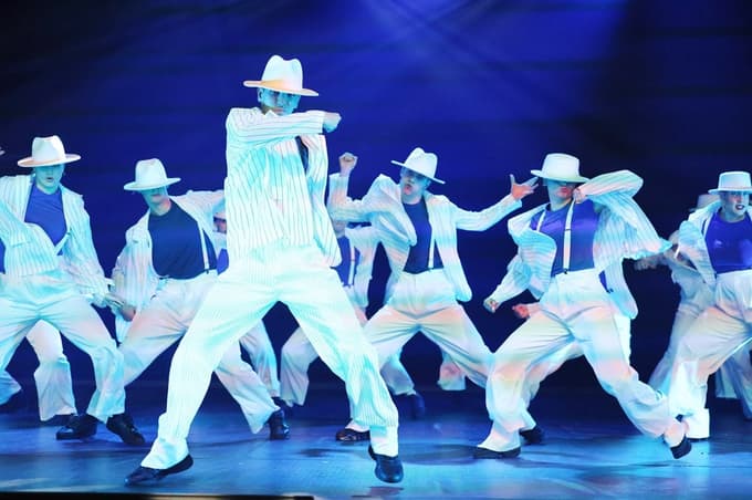 (FOTO) Več kot 300 plesalcev je za en večer obudilo Michaela Jacksona: Moonwalk, Billie Jean in navdušenje