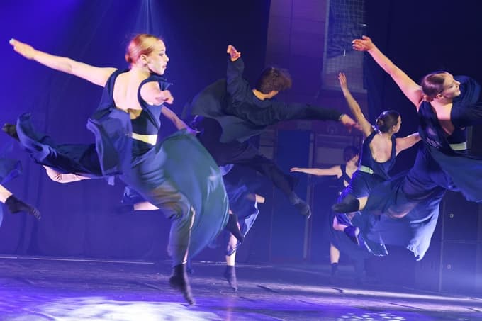 (FOTO) Več kot 300 plesalcev je za en večer obudilo Michaela Jacksona: Moonwalk, Billie Jean in navdušenje