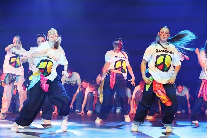 (FOTO) Več kot 300 plesalcev je za en večer obudilo Michaela Jacksona: Moonwalk, Billie Jean in navdušenje