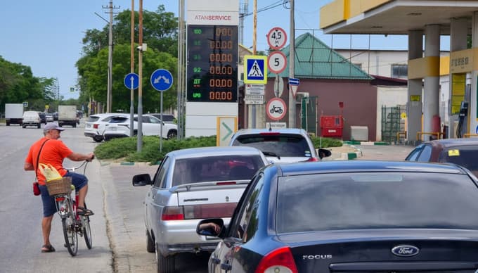 Kolona pred bencinskim servisom na Krimu