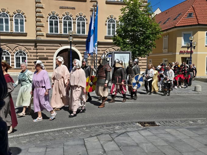 Po trgu so se sprehodili vitezi, sokolarji, srednjeveške dame, obrtniki, berači in tatiči iz Emone.
