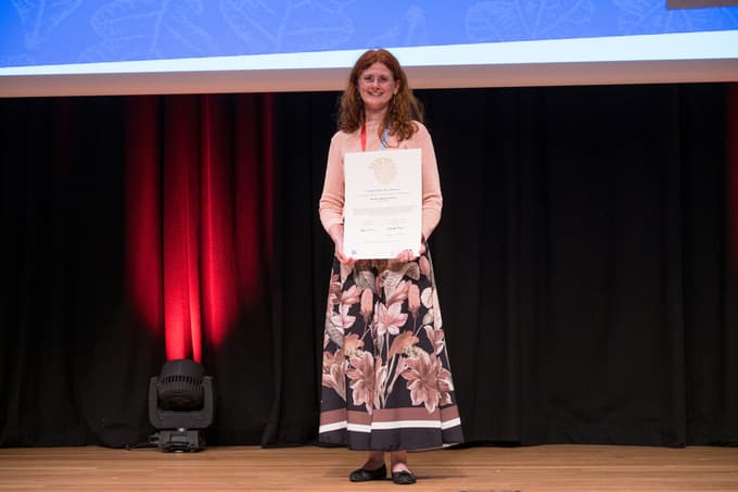 Sonja Bezjak na prejemu nagrade: "Nagrado posvečamo ljudem s težavami v duševnem zdravju, ki so trpeli krivice zaradi odnosa, ki ga imamo kot družbe do norosti nasploh."