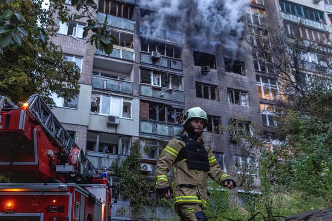 (FOTO) V ruskih napadih na Ukrajino devet mrtvih, poškodovana zgodovinska katedrala v Kijevu