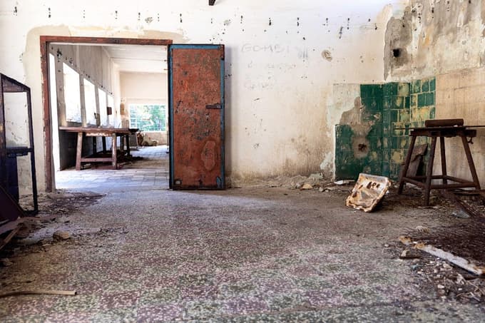 Prva skupina političnih zapornikov je na otok prišla 9. julija 1949. Po nekaterih podatkih je bilo v prvi skupini približno 1300 zapornikov, do konca istega leta pa jih je bilo tam že več tisoč.