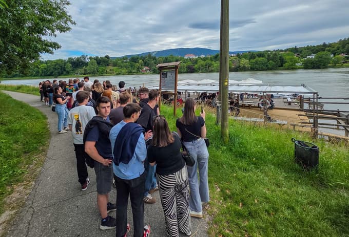 Vrsta za Pune ftrgan splav v Koblarjevem zalivu.
