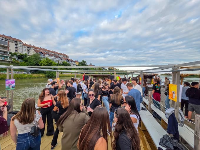 (FOTO in VIDEO) "Pa naj še kdo reče, da splav ni zakon": Maribor se je stresel ob ritmih (yugo)techna na Dravi