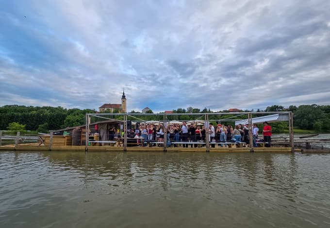 (FOTO in VIDEO) "Pa naj še kdo reče, da splav ni zakon": Maribor se je stresel ob ritmih (yugo)techna na Dravi