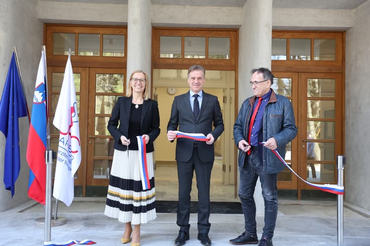 (FOTO) Golob prerezal trak nove negovalne bolnišnice na Pohorju