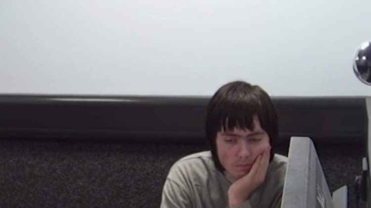 (TEMNA PLAT) Najstnik brutalno umoril mater: zločin, ki razkriva temno plat digitalnega sveta