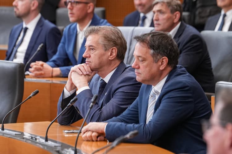 Pri Golobu o volilni prevari, posredovali so dokumente: "Anže Logar se ni pogajal s Svobodo, ampak z Janezom Janšo"