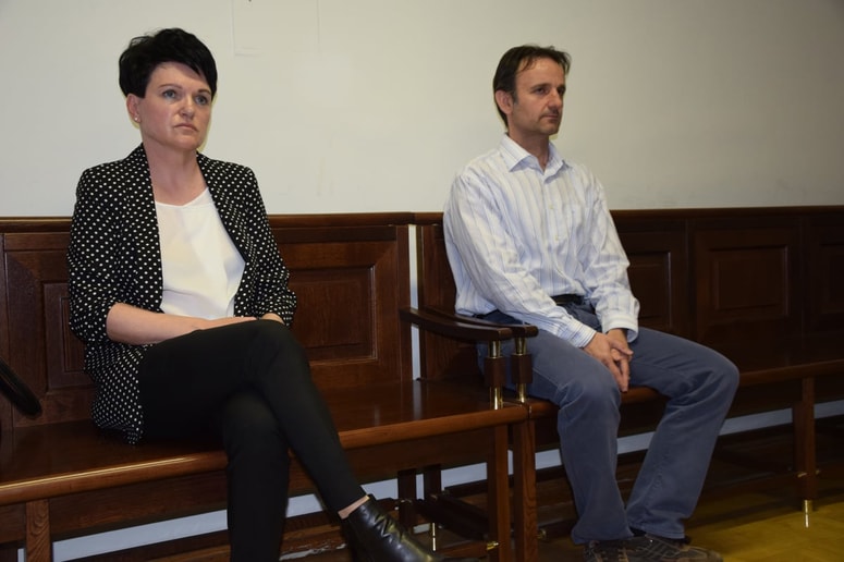 Vlasta Temlin in Miroslav Topić na sojenju. 