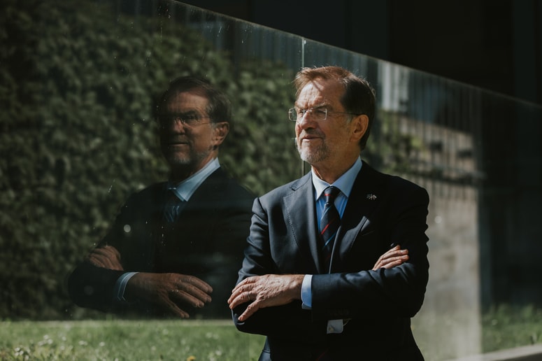 Glavna fotografija članka:Lojze Peterle: Mislim, da sem raka dobil zaradi politike