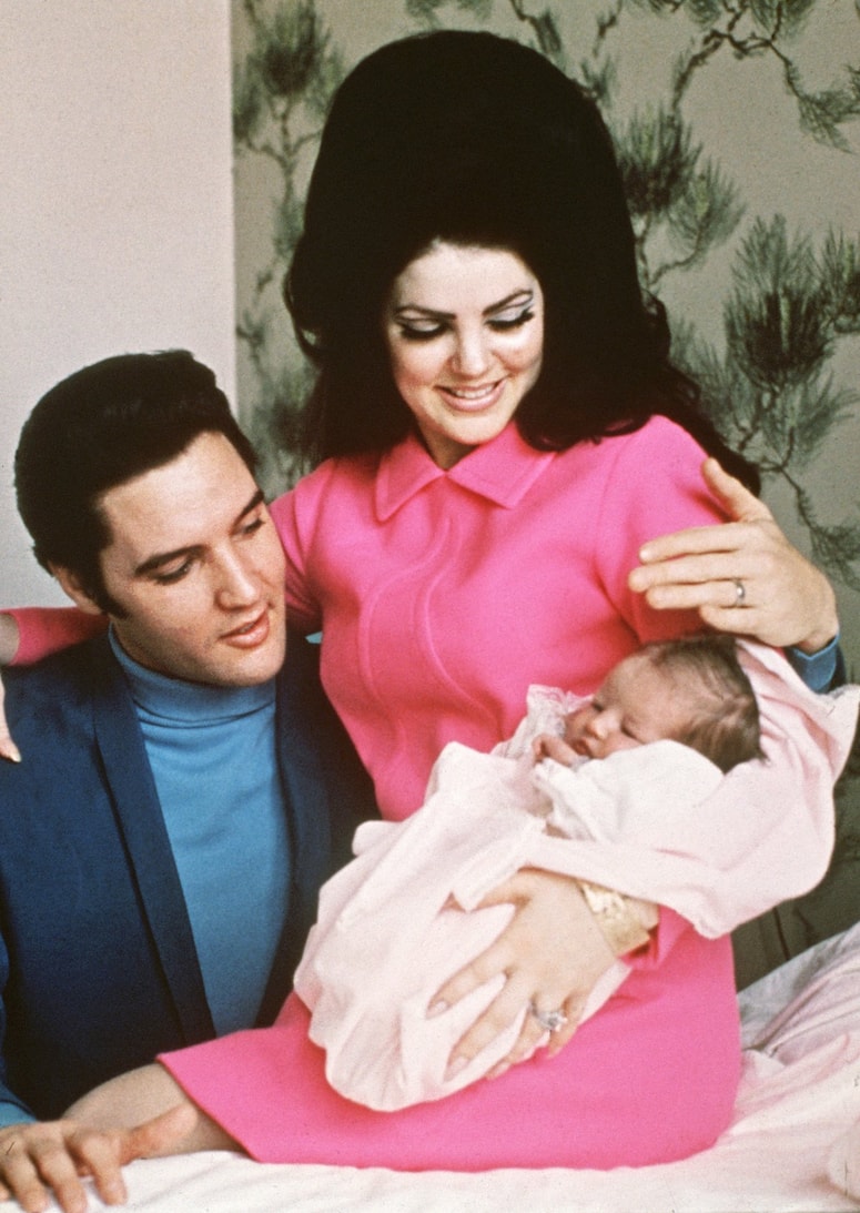 Elvis in Priscilla Presley z dojenčico Liso Marie v Tennesseeju leta 1968.