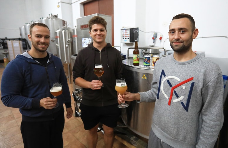 Aljaž Petrič, Alen Zarič in Vid Žlebnik se trudijo, da je njihovo pivo čim bolj kakovostno. 