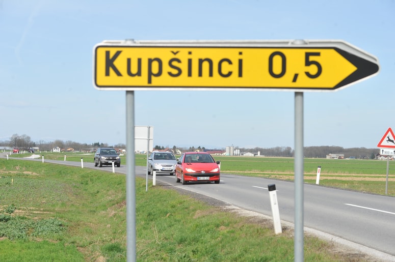 Pokanje avtomobilske pločevine je skoraj vsakdanjik na precej dotrajani in prometno zelo obremenjeni cesti med Mursko Soboto in Gederovci.