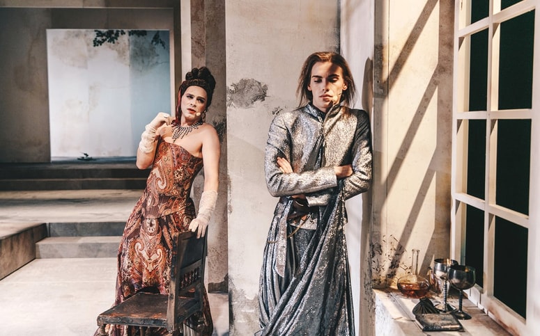 V vlogi Orlanda nastopa mladi igralec Matic Lukšič (desno), Lado Bizovičar pa je nadvojvoda Harry in nadvojvodinja Harriet.