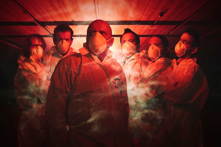 Kljub nedavnim pretresom v bandu divja koncertna energija ostaja.